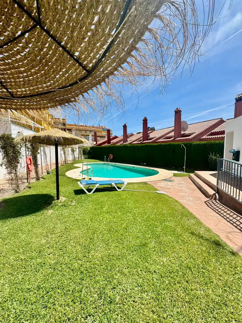 Piscina de Casa adosada en venta en Fuengirola con Aire acondicionado, Calefacción y Terraza
