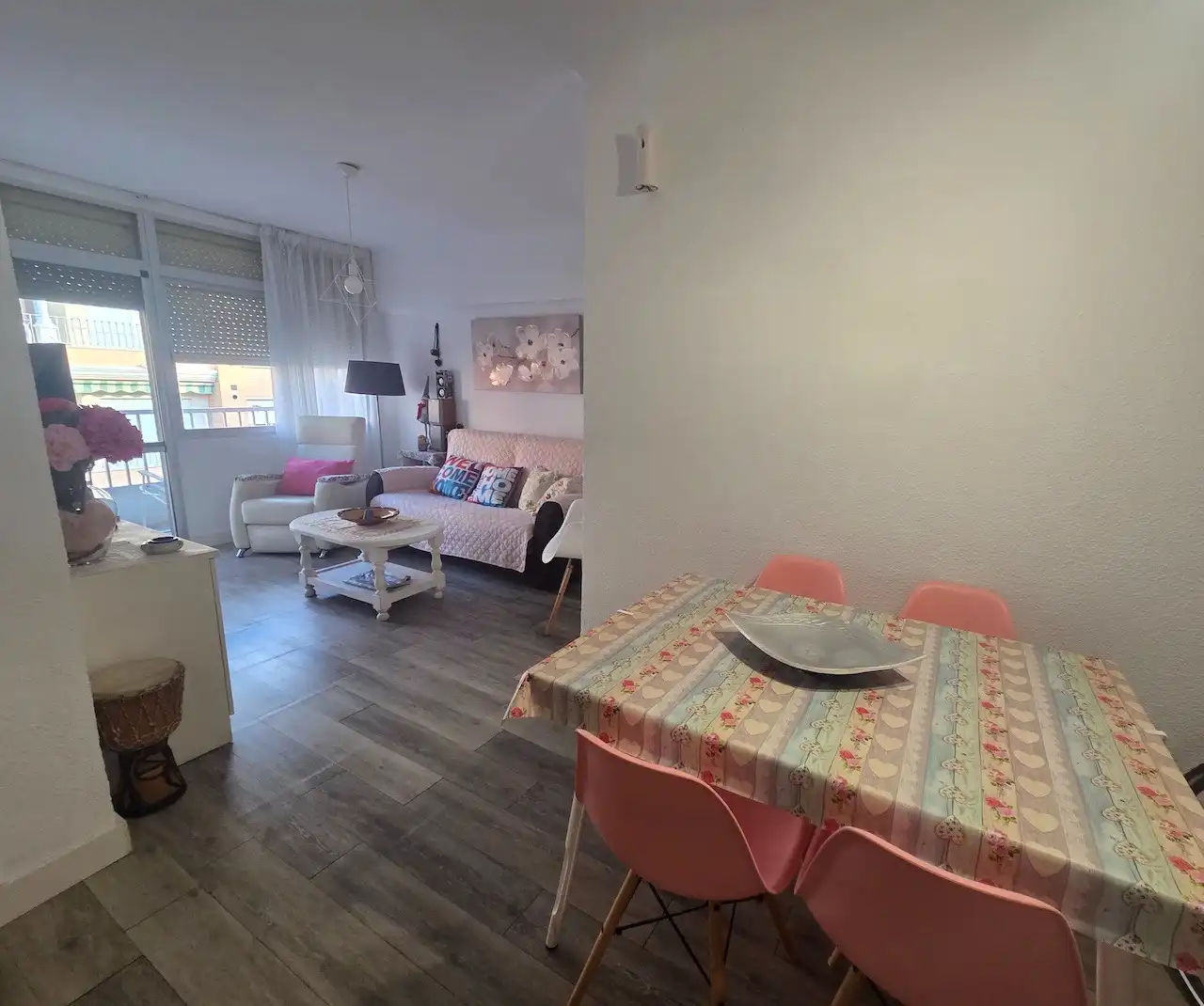 Living room of Flat for sale in Vélez-Málaga  with Air Conditioner, Terrace and Furnished