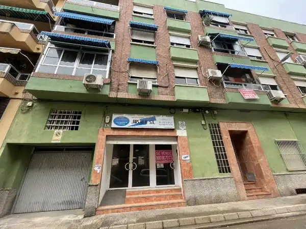 Local de alquiler en C/ José Moreno, Santiago el Mayor