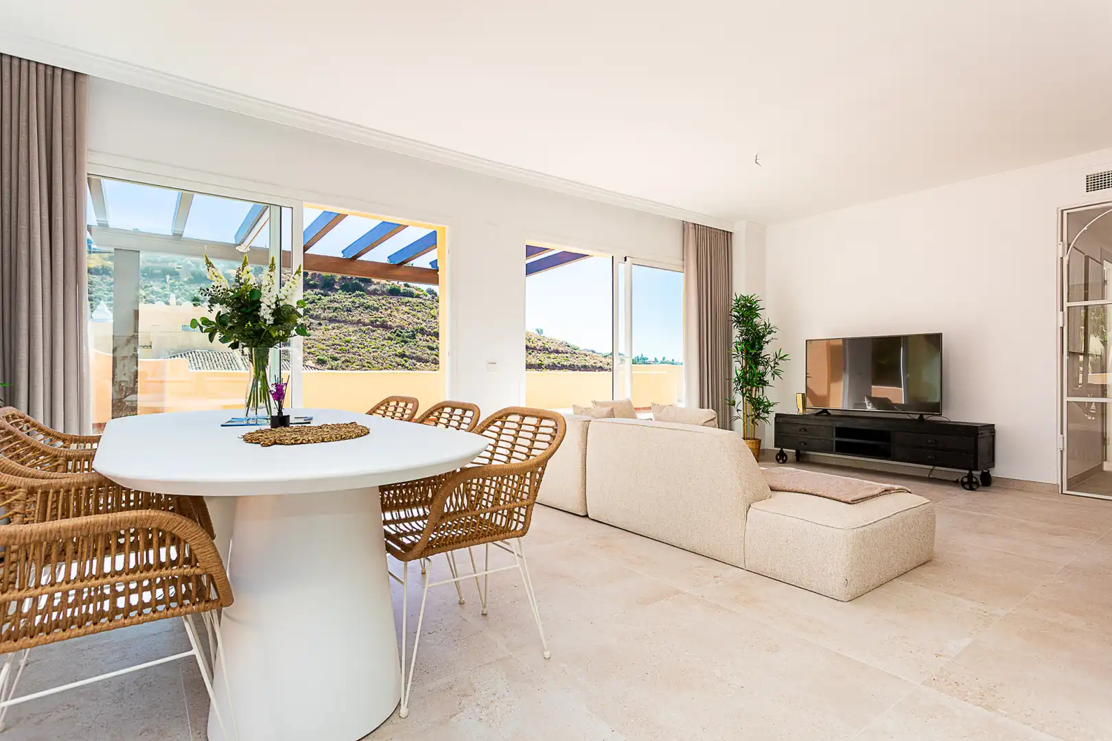 Sala de estar de Ático en venta en Marbella con Aire acondicionado, Terraza y Trastero