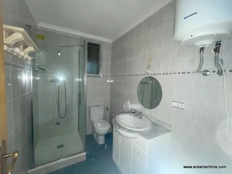 Baño de Piso en venta en Burjassot con Aire acondicionado, Amueblado y Horno