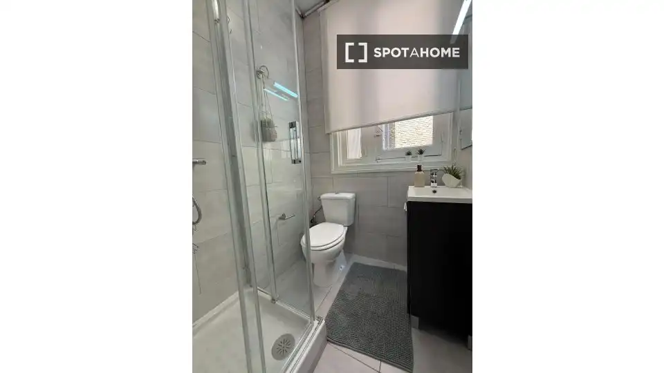 Bathroom of Flat for share in Madrid  with Air Conditioner, Heating and Terrace