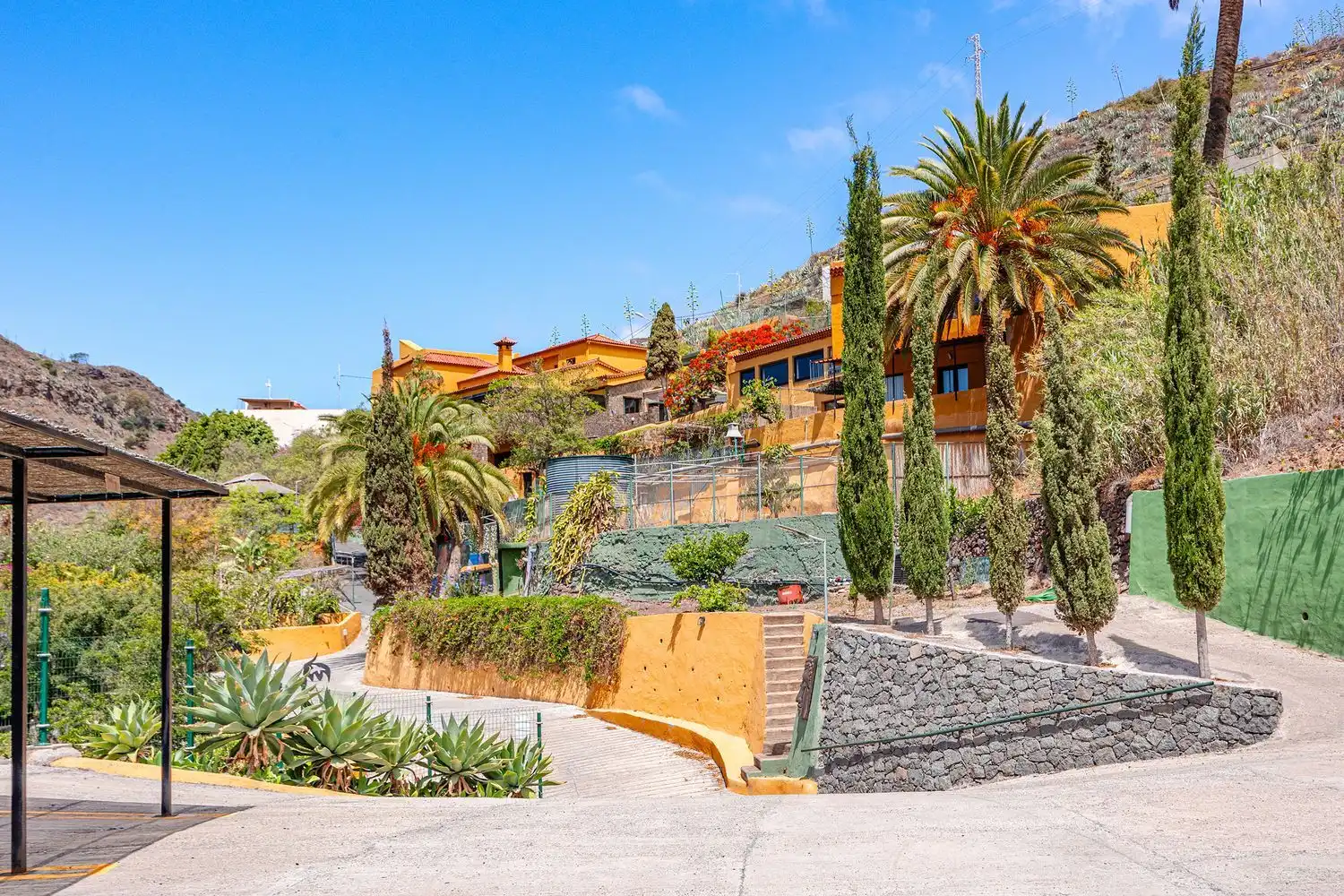 Vista exterior de Casa o xalet en venda en Telde amb Jardí privat, Terrassa i Piscina