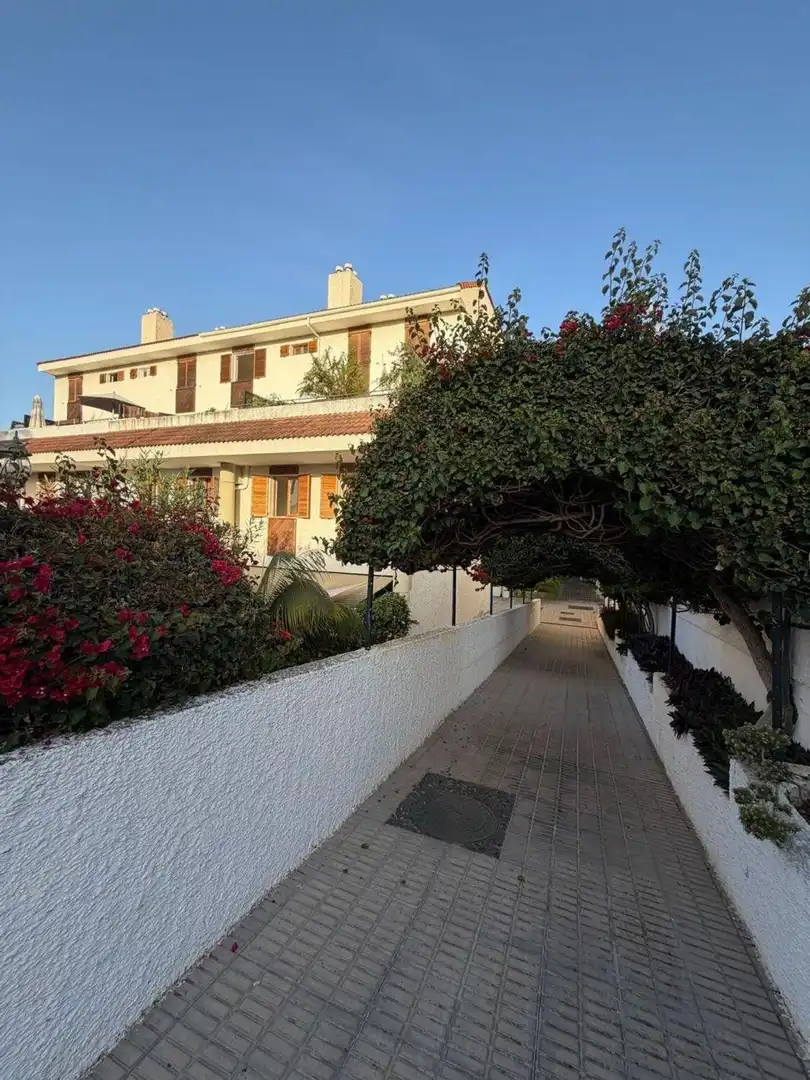 Vista exterior de Casa adosada en venda en Puerto de la Cruz amb Jardí privat, Terrassa i Moblat