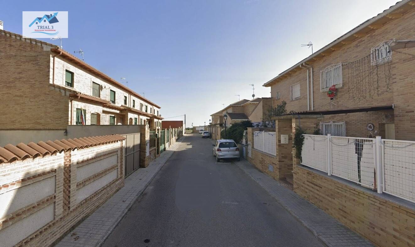 Vista exterior de Casa o xalet en venda en Cedillo del Condado amb Jardí privat