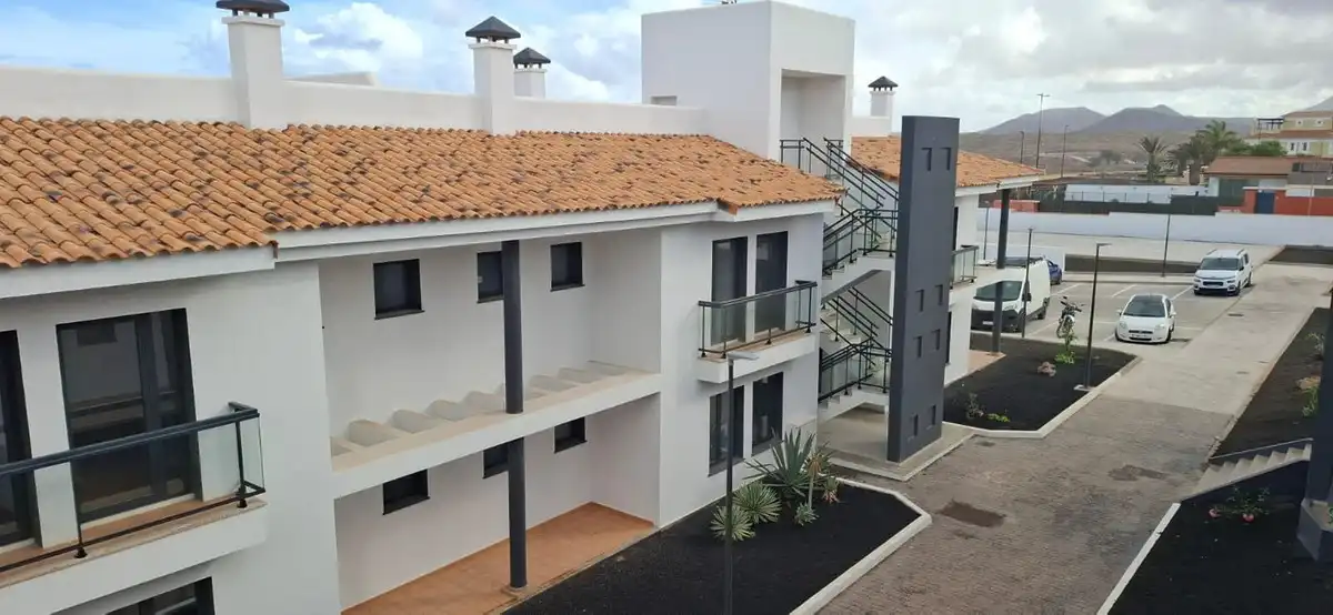 Vista exterior de Apartament en venda en La Oliva amb Terrassa i Piscina comunitària