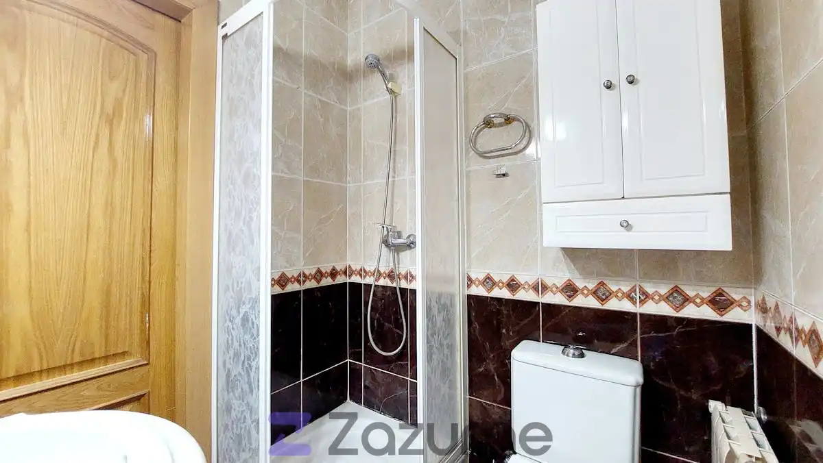 Bathroom of Flat for rent in Madrid  with Air Conditioner, Heating and Oven