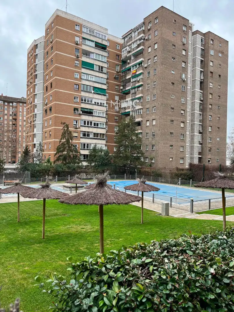 Vista exterior de Piso en venta en Madrid con Calefacción, Terraza y Piscina