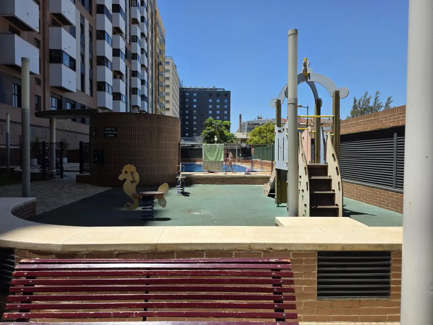 Schwimmbecken von Wohnung zum Verkauf in Valencia mit Klimaanlage, Privatgarten und Terrasse
