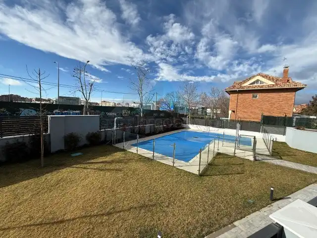 Piscina de Casa adosada de lloguer en Madrid amb Aire condicionat, Calefacció i Parquet