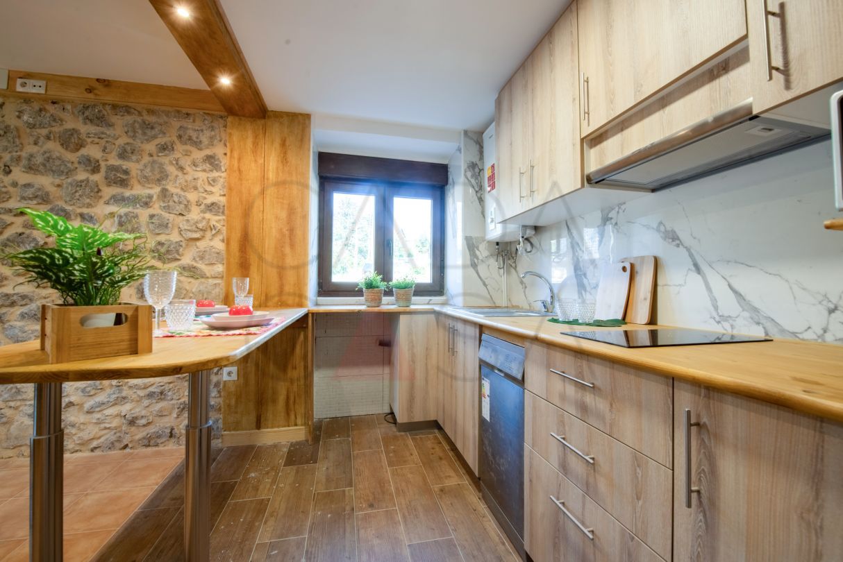 Cuina de Casa o xalet en venda en Villaescusa (Cantabria) amb Jardí privat, Terrassa i Traster