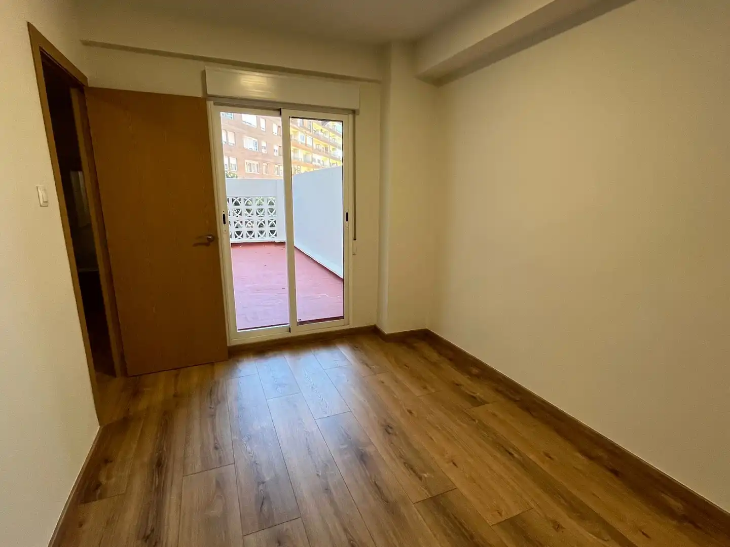 Dormitori de Pis de lloguer en Valencia amb Aire condicionat, Parquet i Terrassa