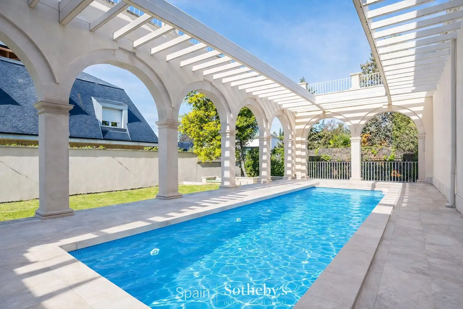 Piscina de Casa o chalet en venta en Madrid con Aire acondicionado, Calefacción y Jardín privado
