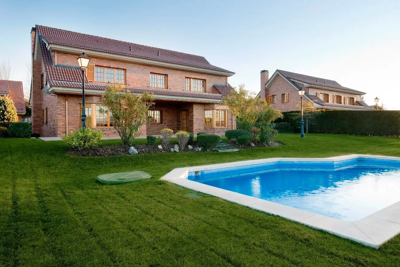 Piscina de Casa o xalet de lloguer en La Moraleja amb Aire condicionat, Calefacció i Jardí privat