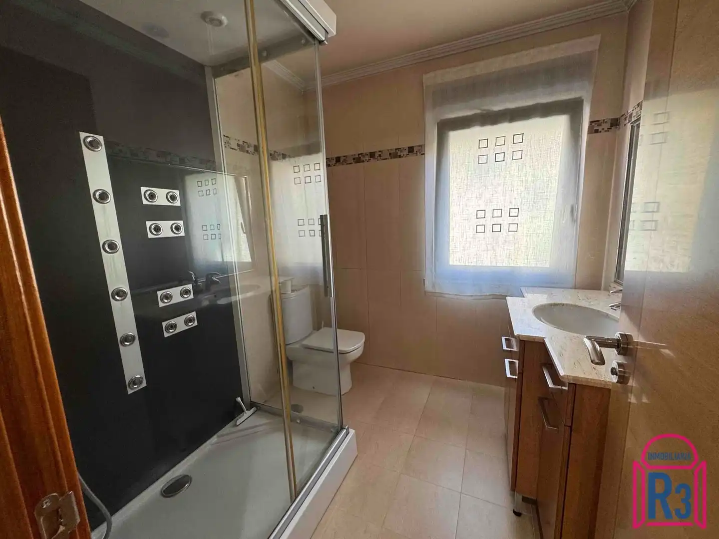 Bany de Casa o xalet en venda en León Capital  amb Calefacció, Terrassa i Traster