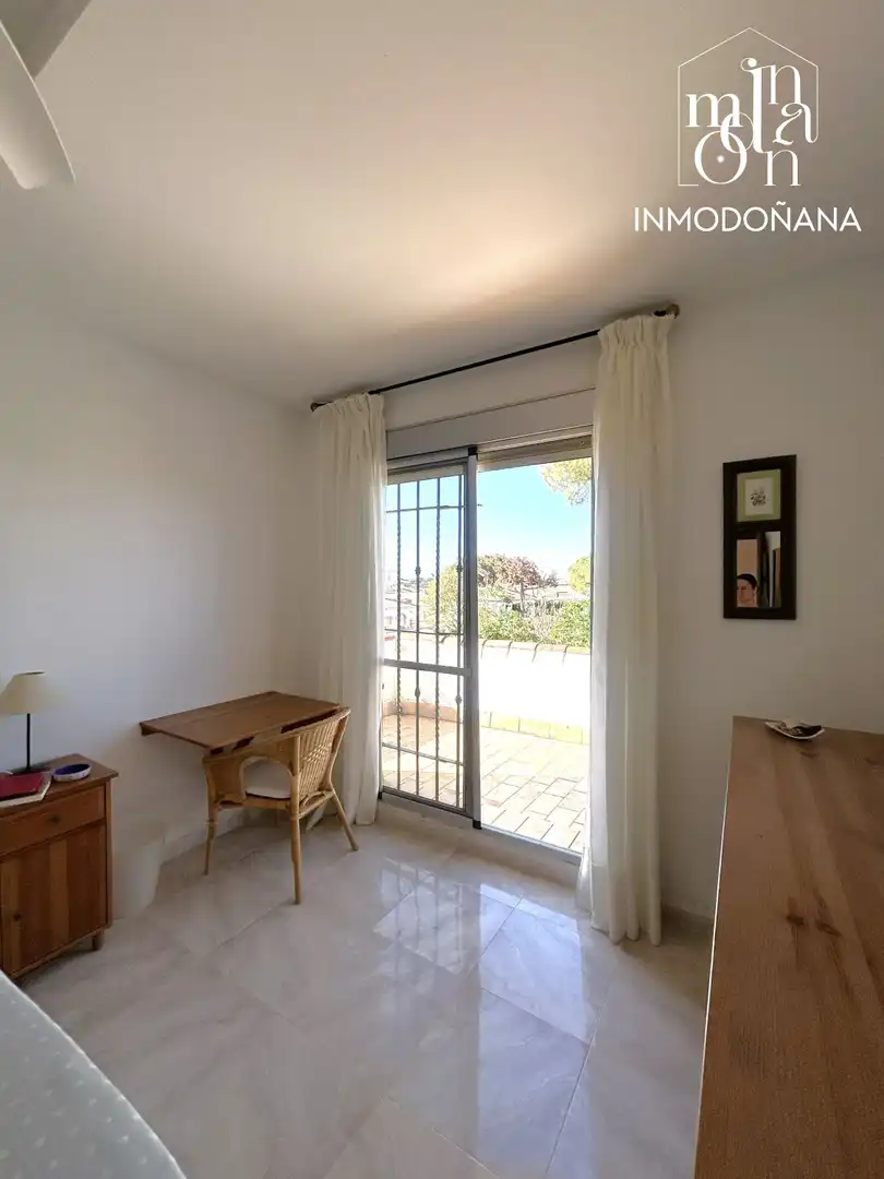 Dormitori de Casa o xalet en venda en Almonte amb Jardí privat, Terrassa i Moblat