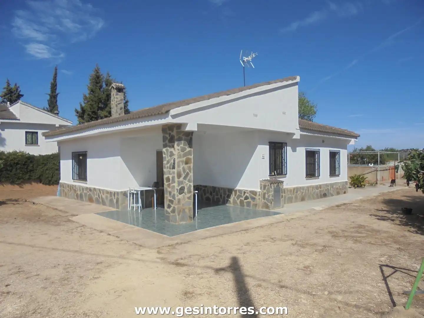 Vista exterior de Casa o xalet en venda en Torrent amb Piscina