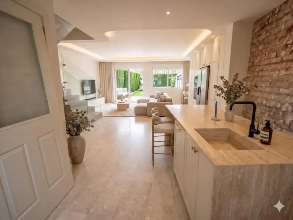 Sala de estar de Casa adosada en venta en Marbella con Aire acondicionado, Terraza y Trastero