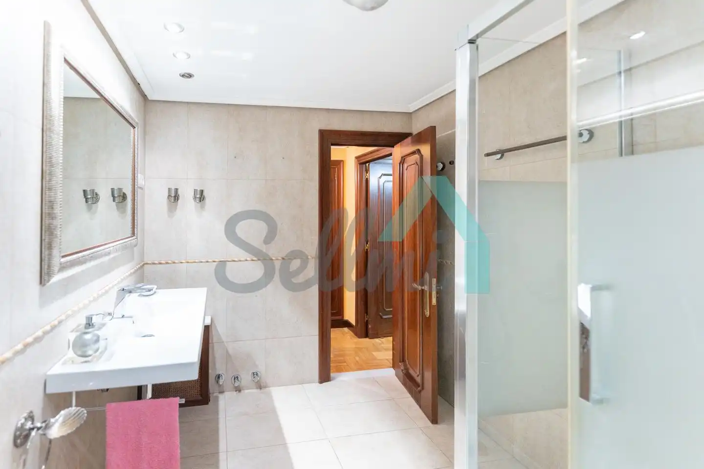 Bathroom of Flat for sale in Oviedo   with Heating, Parquet flooring and Terrace