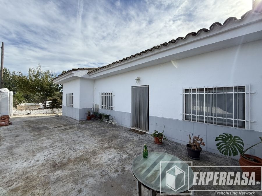 Vista exterior de Casa o xalet en venda en Chiva amb Terrassa, Traster i Piscina