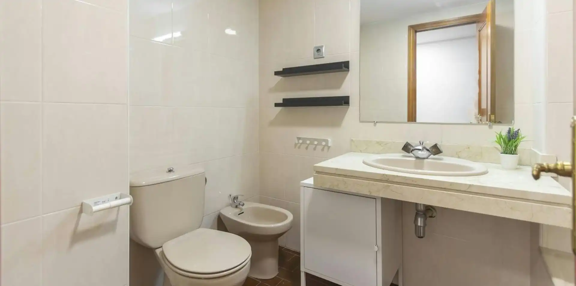 Bathroom of Flat for share in Madrid  with Heating, Furnished and Washing machine