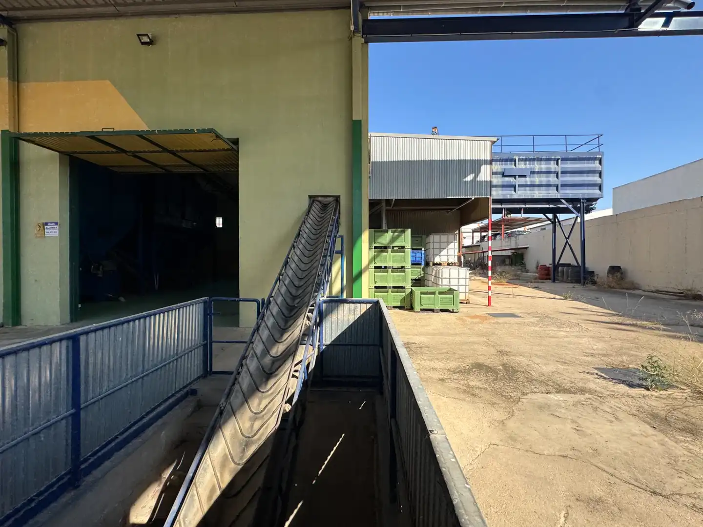 Außenansicht von Fabrikhallen zum Verkauf in Alcañiz