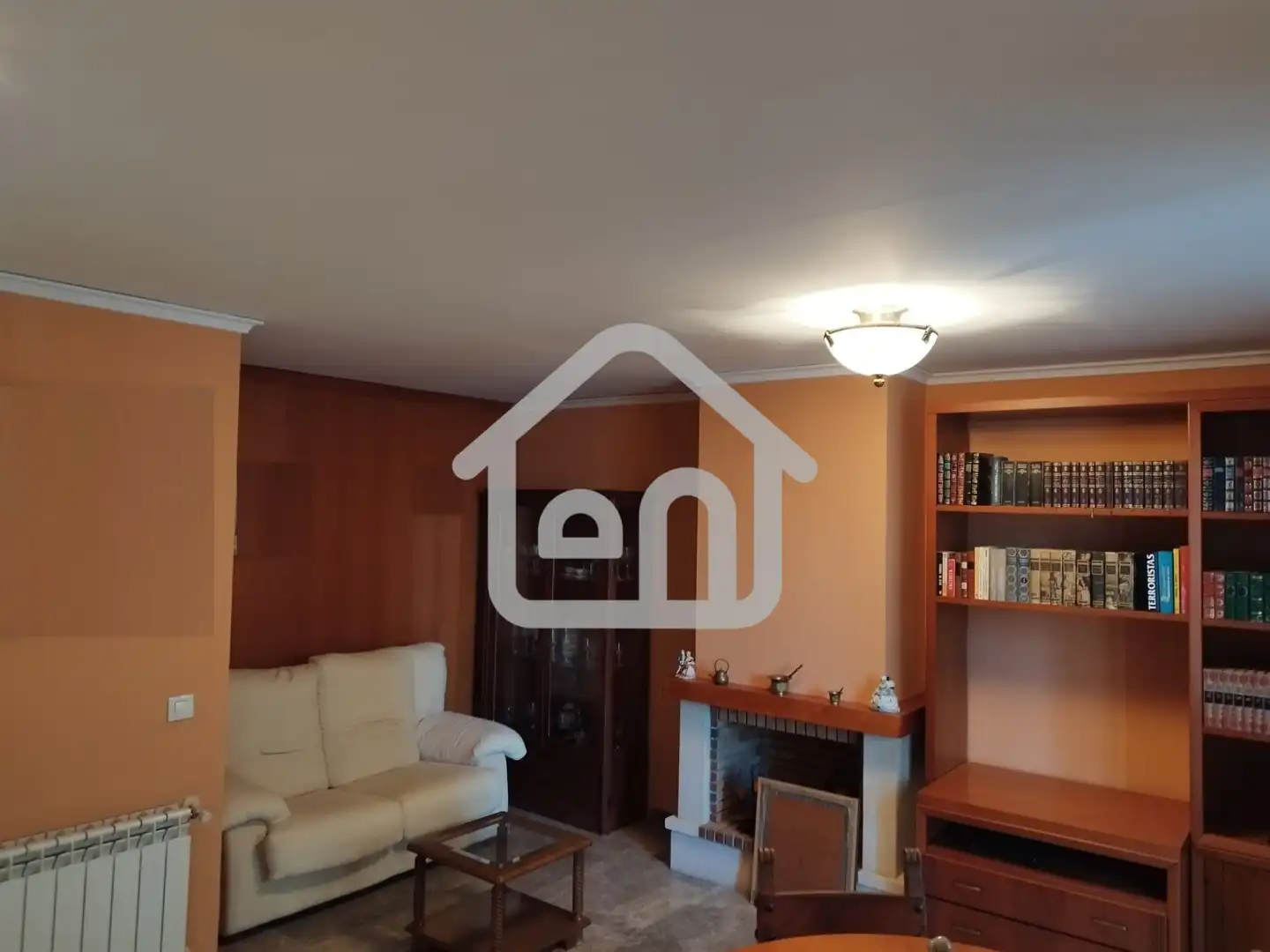 Wohnzimmer von Einfamilien-Reihenhaus zum Verkauf in Requena mit Klimaanlage und Balkon