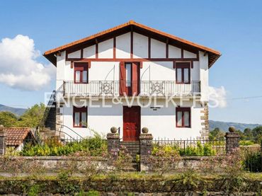 Villa avec balcon à vendre à Erribera-Behera