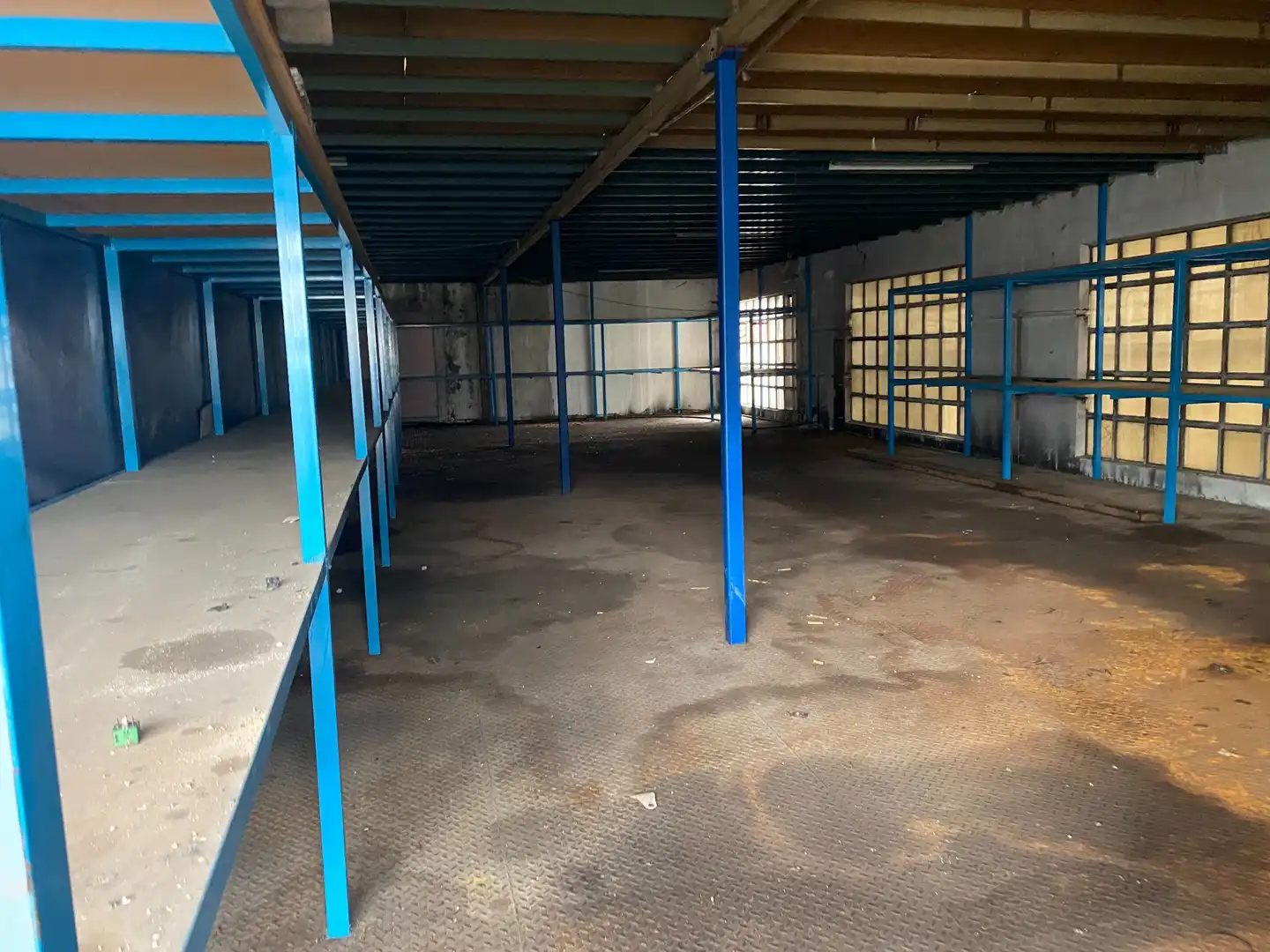 Industrial buildings for sale in Camargo