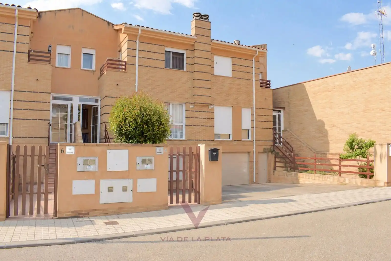 Vista exterior de Casa adosada en venta en Monterrubio de Armuña con Calefacción, Jardín privado y Parquet