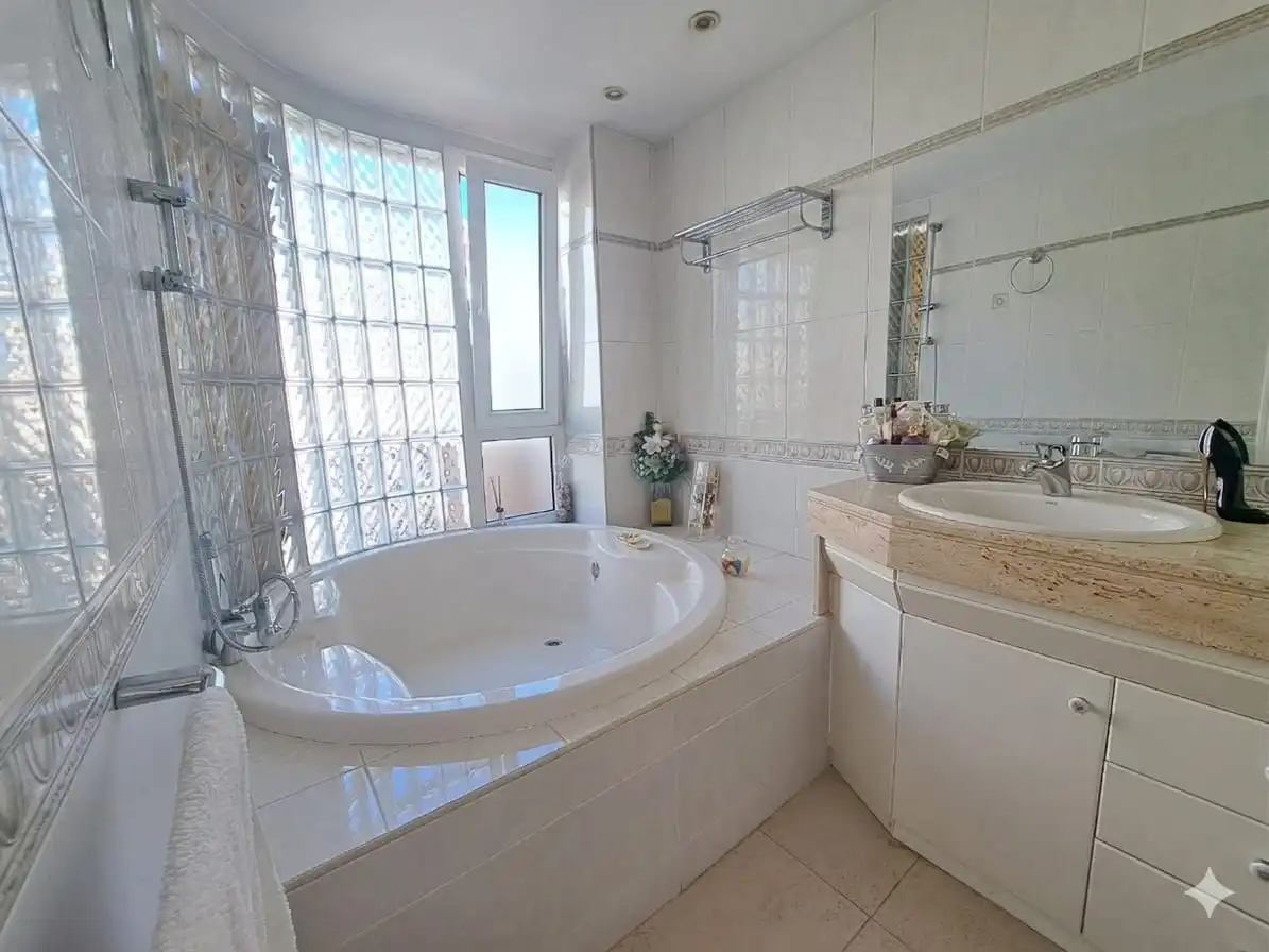 Badezimmer von Einfamilien-Reihenhaus zum Verkauf in Rubí mit Klimaanlage, Heizung und Terrasse