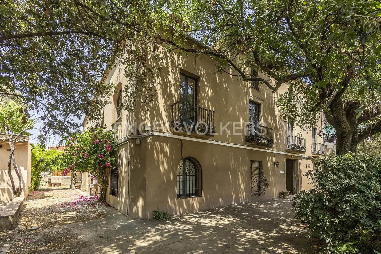 Vista exterior de Edificio en venta en Sant Joan Despí