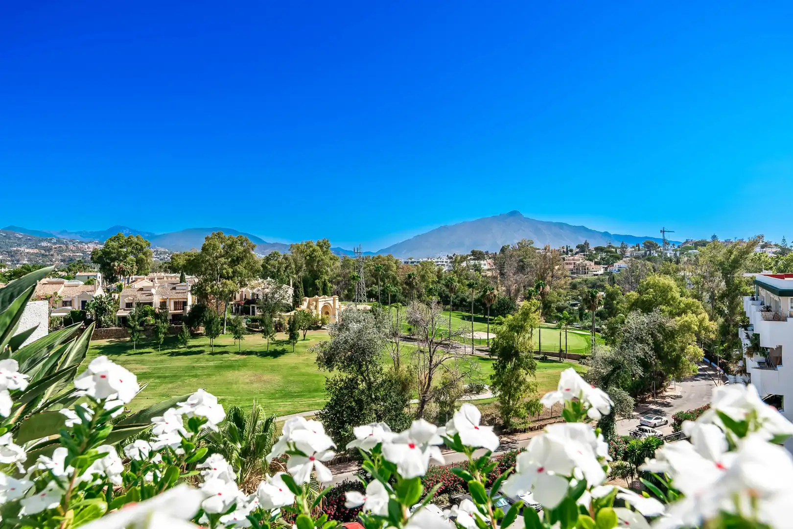 Jardín de Ático en venta en Marbella con Aire acondicionado, Calefacción y Terraza