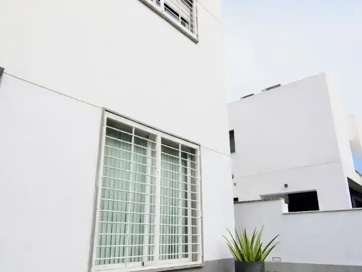 Vista exterior de Casa o xalet en venda en Mairena del Aljarafe amb Aire condicionat i Piscina
