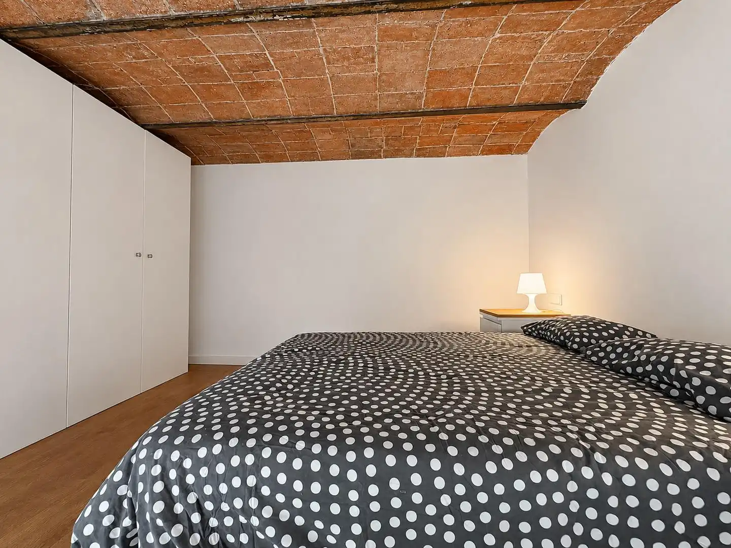 Dormitori de Planta baixa en venda en Barcelona amb Aire condicionat, Calefacció i Terrassa