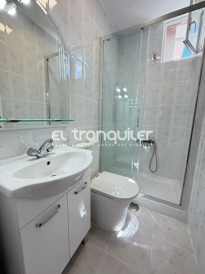 Bathroom of Flat for rent in Madrid  with Air Conditioner, Terrace and Washing machine