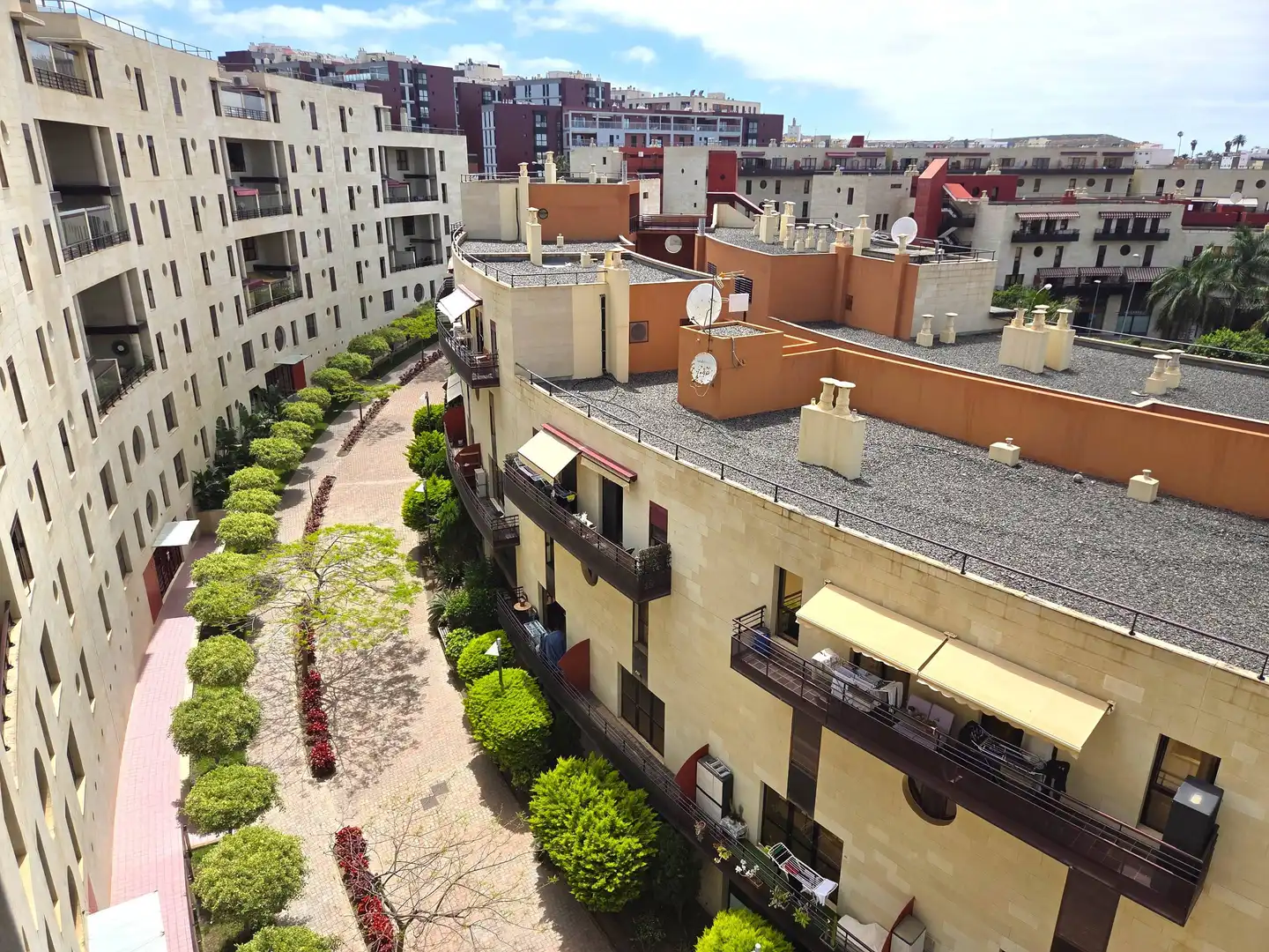 Außenansicht von Wohnung zur Miete in Las Palmas de Gran Canaria mit Privatgarten, Abstellraum und Möbliert