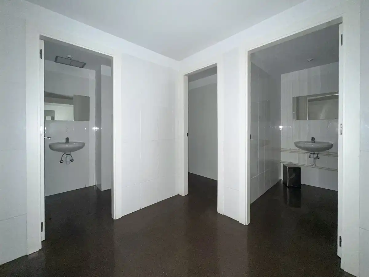 Baño de Local de alquiler en Mollet del Vallès con Aire acondicionado y Parquet