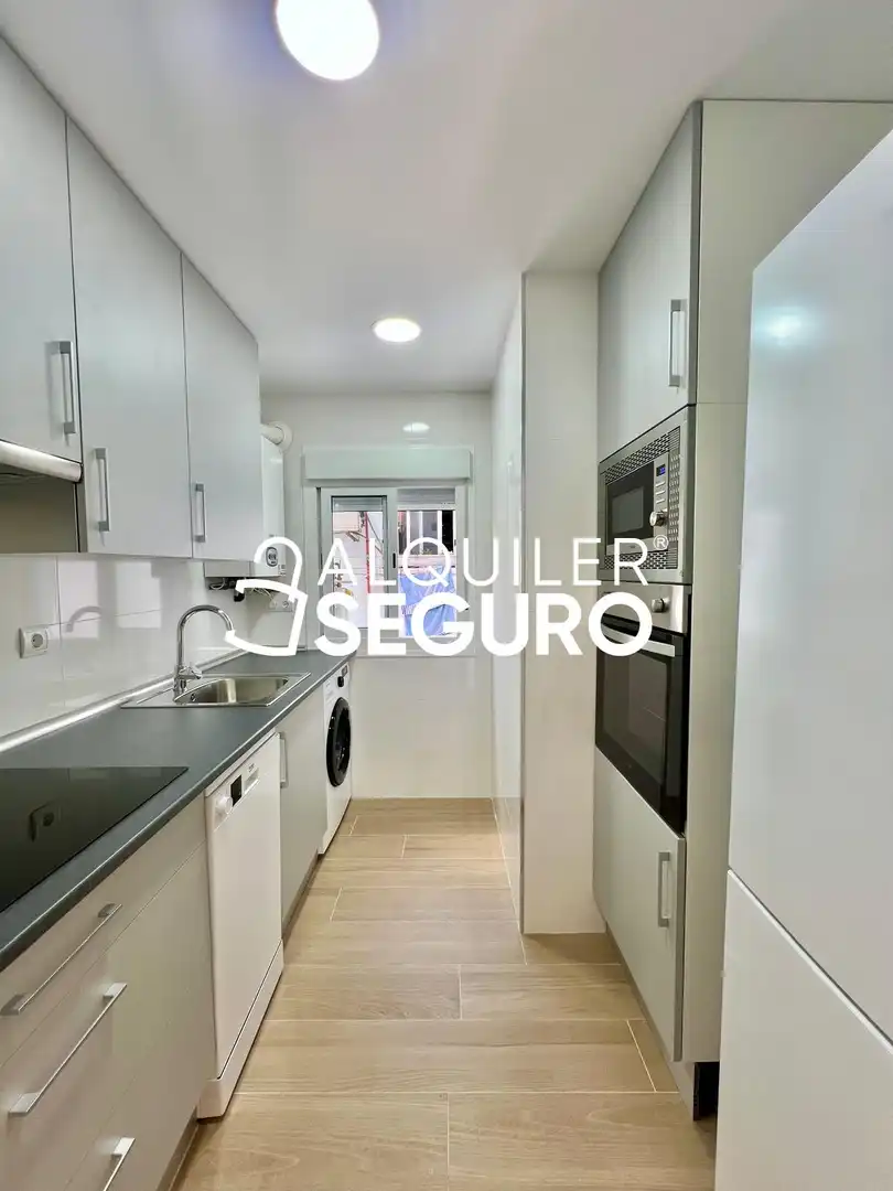 Cuina de Pis de lloguer en Madrid amb Aire condicionat, Calefacció i Terrassa