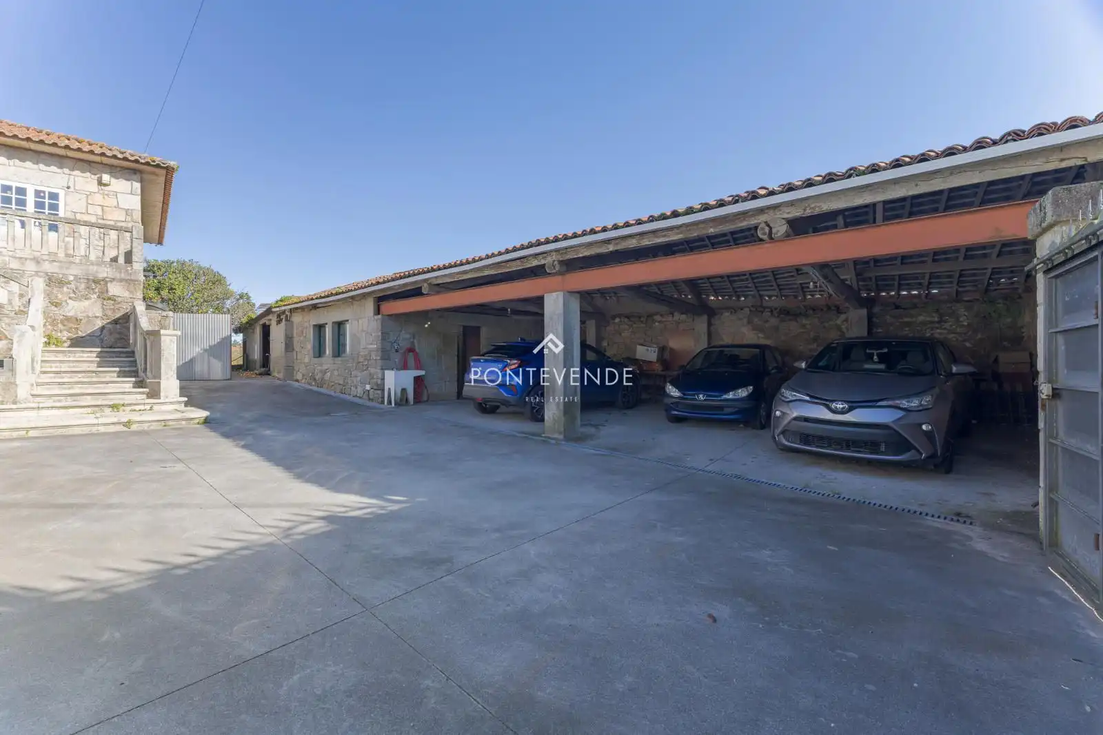 Exterior view of Houses for sale in Vilanova de Arousa  with Heating, Terrace and Swimming Pool
