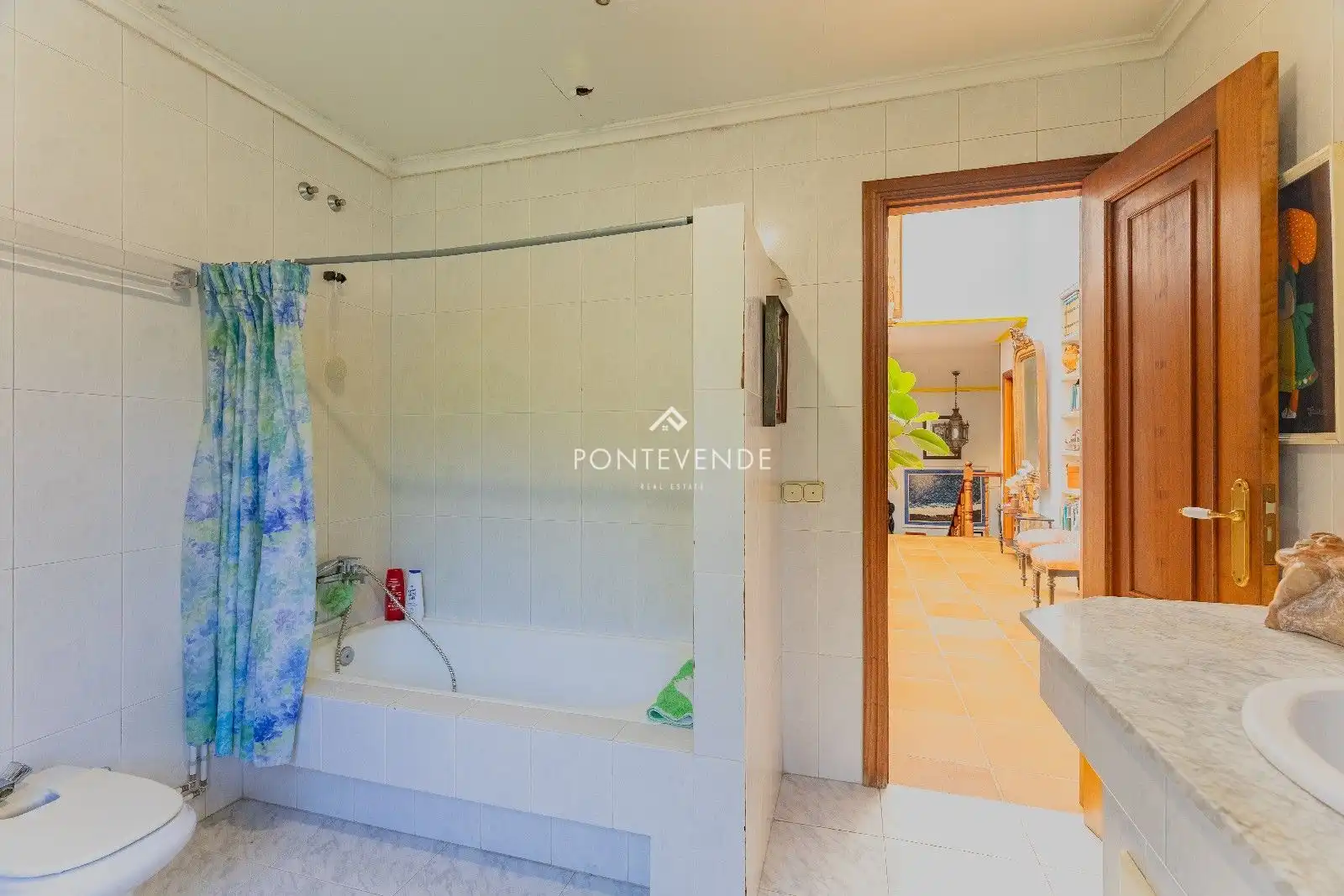 Bany de Casa o xalet en venda en Pontevedra Capital  amb Terrassa, Traster i Piscina