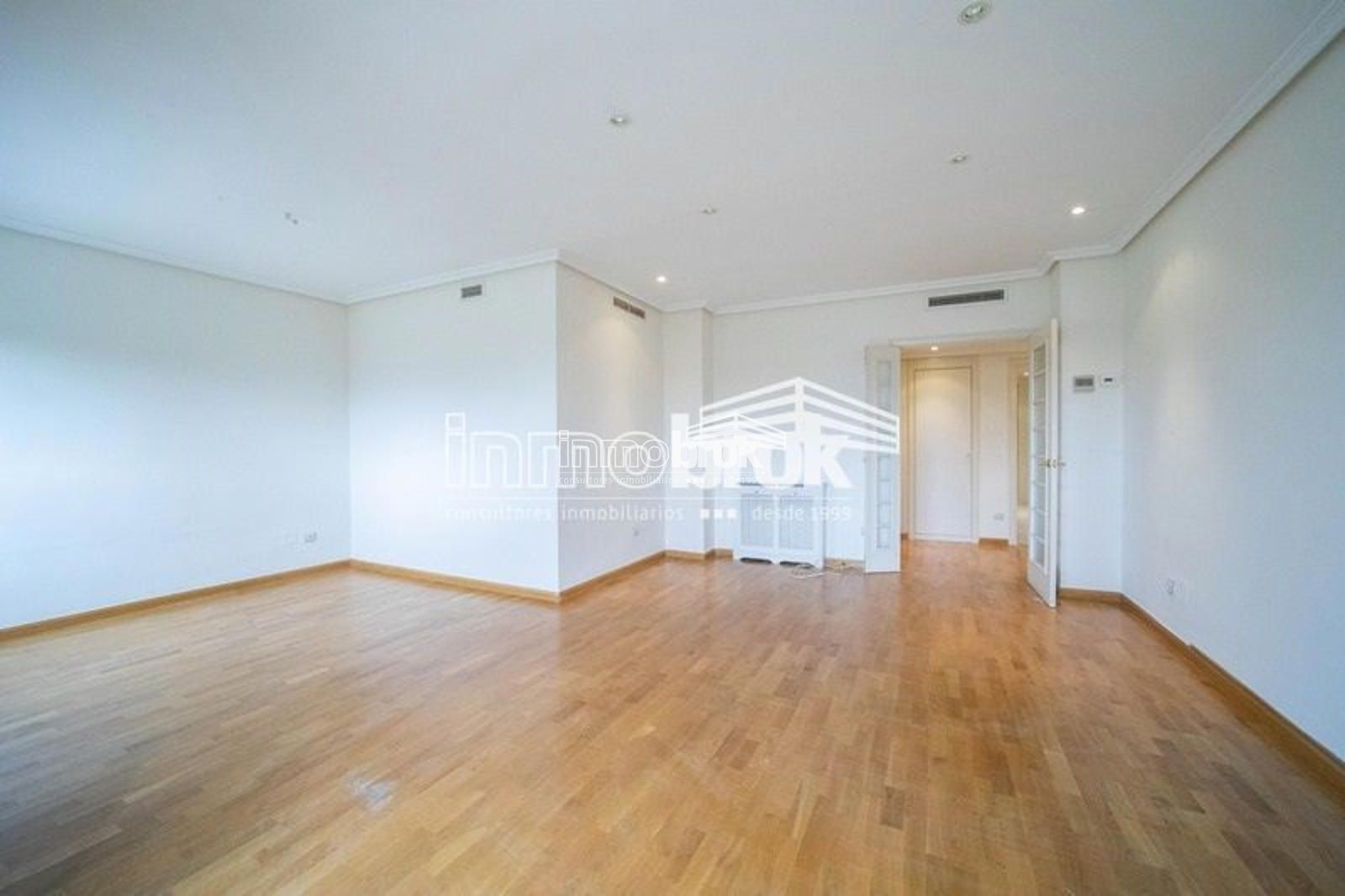 Sala de estar de Piso de alquiler en  Madrid Capital con Aire acondicionado, Trastero y Piscina