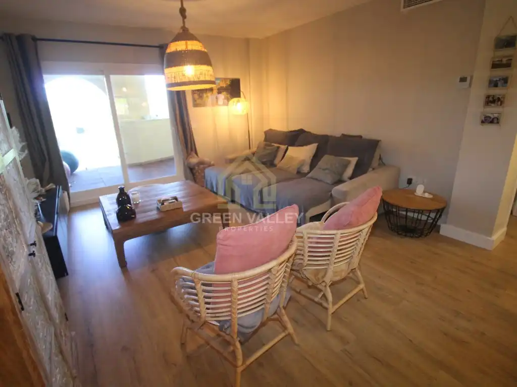 Wohnzimmer von Wohnungen zum Verkauf in Sotogrande mit Klimaanlage, Heizung und Privatgarten