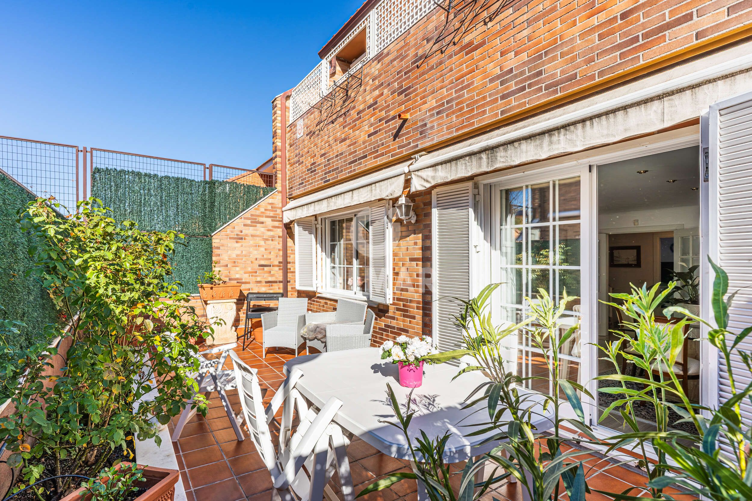 Terrassa de Casa adosada en venda en  Madrid Capital amb Calefacció, Jardí privat i Piscina