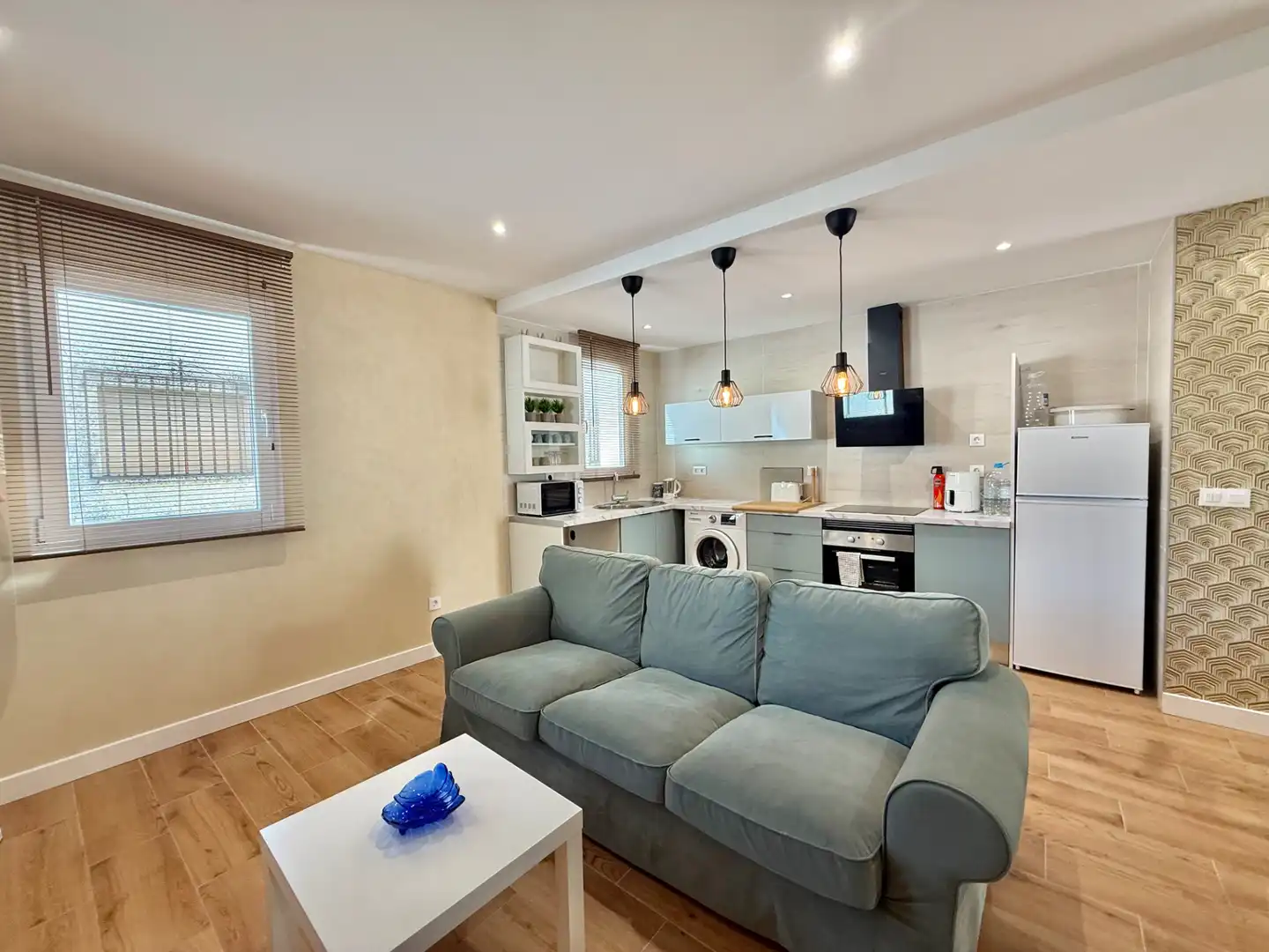 Wohnzimmer von Einfamilien-Reihenhaus zum Verkauf in Las Ventas de Retamosa mit Klimaanlage, Heizung und Terrasse