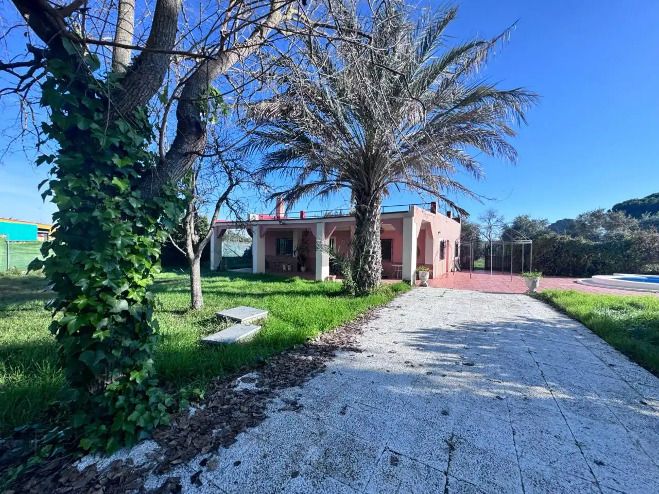 Vista exterior de Finca rústica en venta en Arahal con Aire acondicionado y Amueblado
