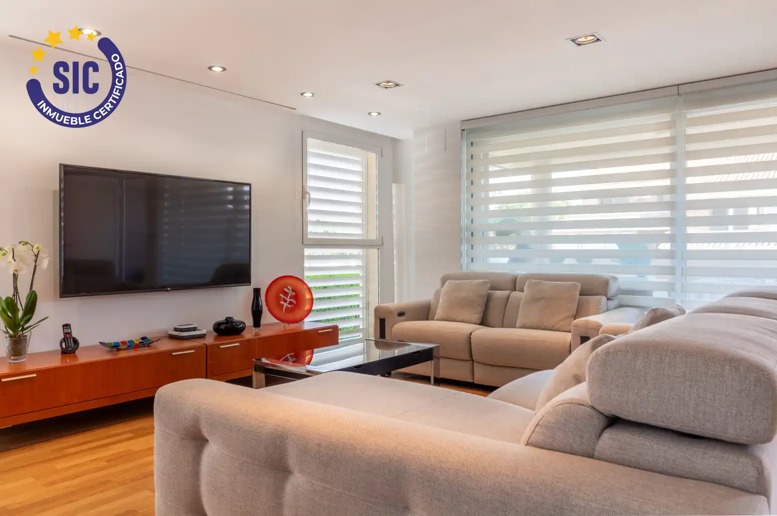 Sala d'estar de Casa adosada en venda en Sagunto / Sagunt amb Aire condicionat, Jardí privat i Parquet