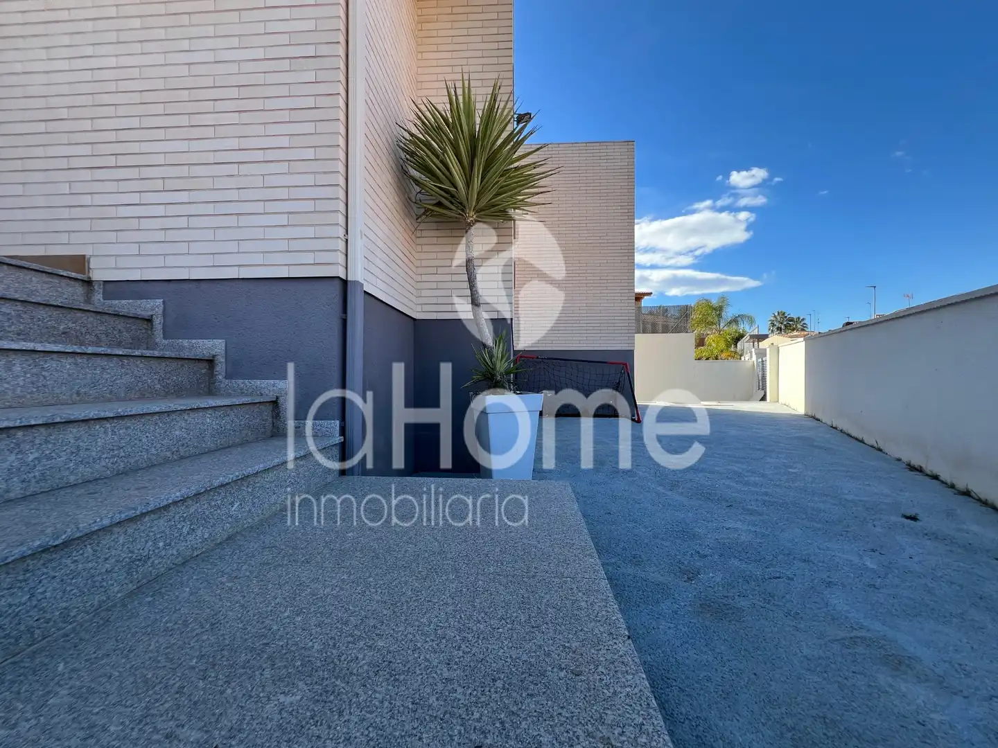 Exterior view of Houses for sale in La Pobla de Vallbona  with Air Conditioner, Parquet flooring and Terrace