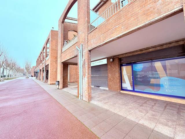 Local comercial en Alquiler en Les Comes