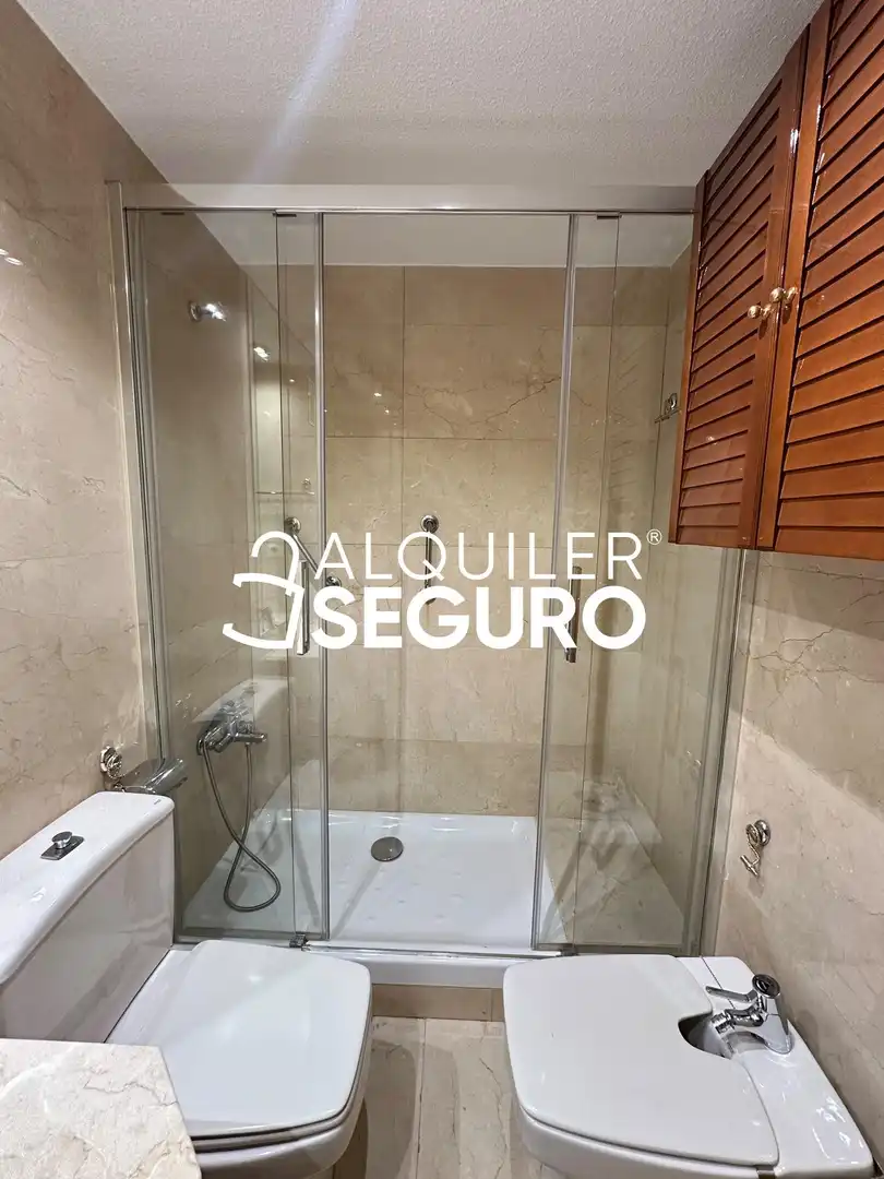 Badezimmer von Wohnung zur Miete in Madrid mit Heizung, Schwimmbad und Möbliert